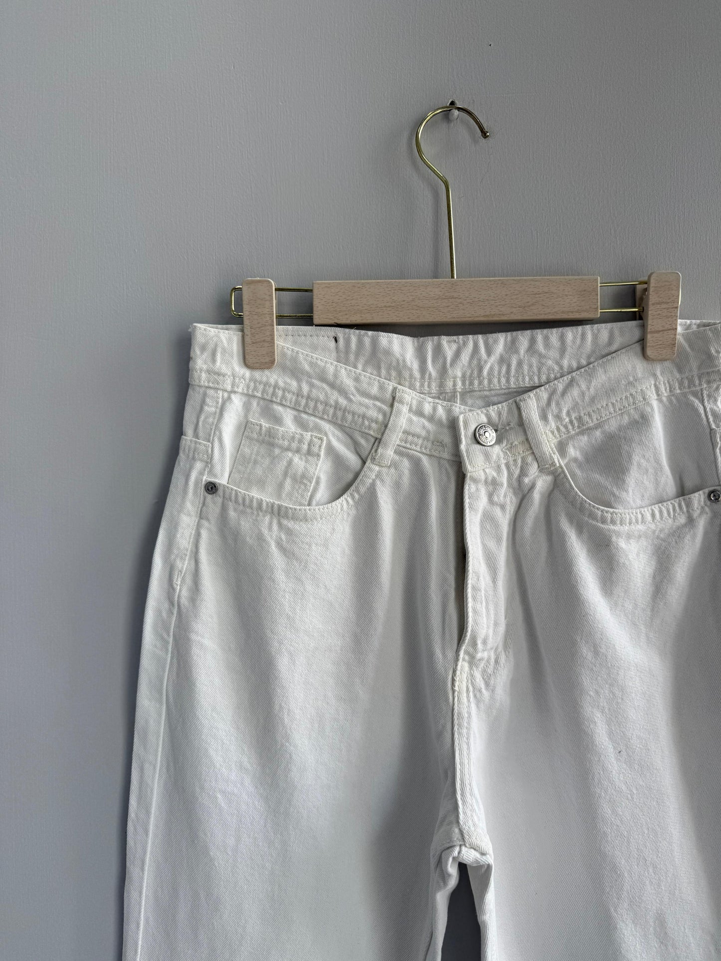 WHITE MOM FIT TROUSERS